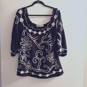 Black and white upscale peasant top!